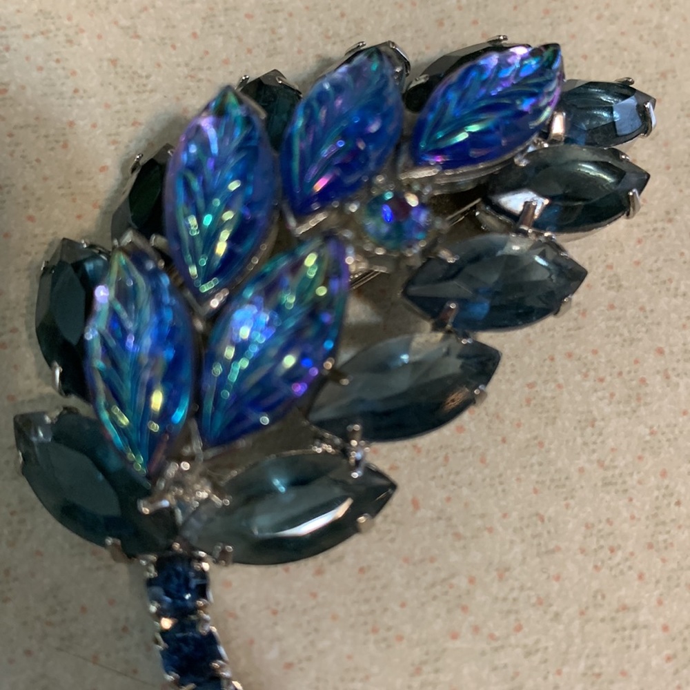 Silver tone blue rhinestone leaf shaped broach(184)